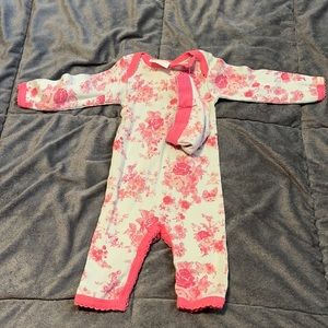 Girls Coccoli pink & white floral newborn outfit  with  cap  0-3 NWT